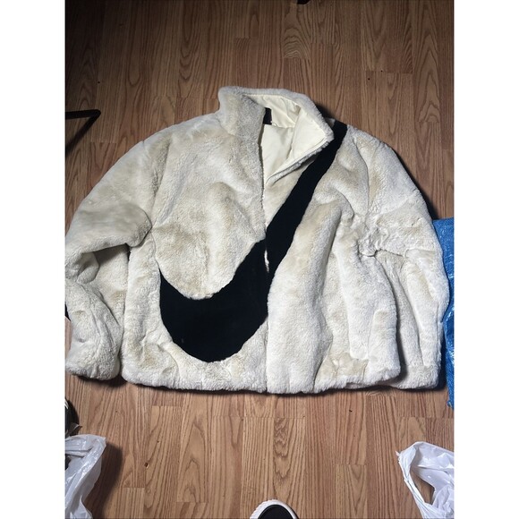 Nike Women's Oversized Faux Fur Plush Jacket Big Swoosh Teddy Sherpa Coat Size M - Picture 1 of 8